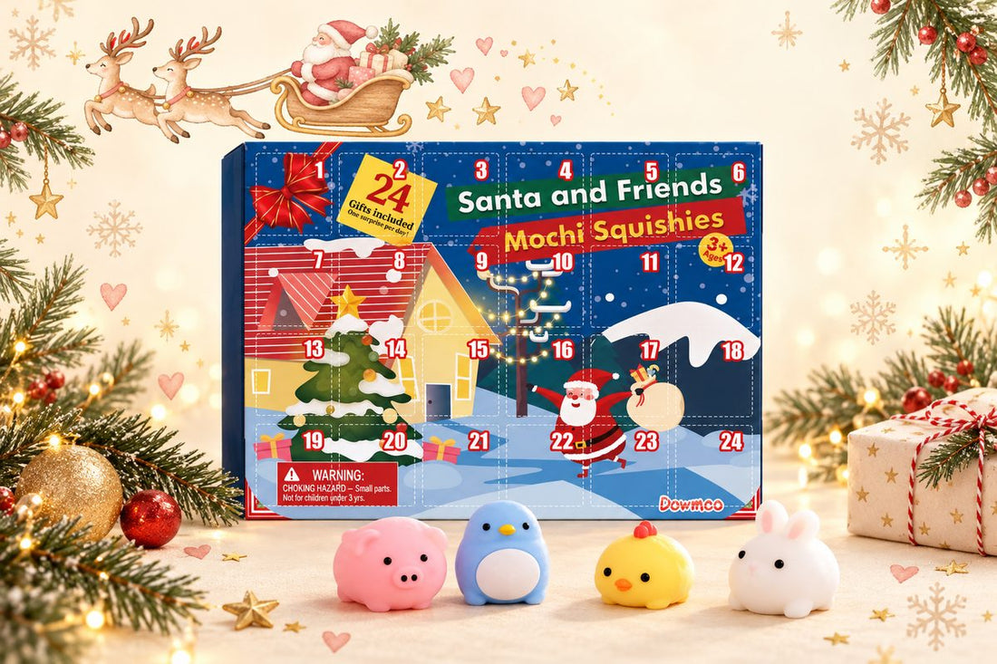 Santa and Friends Mochi Squishies Adventskalender mit Schwein, Pinguin, Küken und Hase vor weihnachtlichem Aquarell-Hintergrund