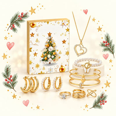 Schmuck Adventskalender mit Tannenbaum-Motiv, davor goldene Creolen, Ringe, Armreifen und eine Herzkette mit Perlen