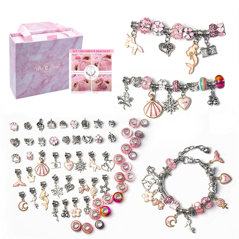 Präsentation des Charm-Armband Sets in einer eleganten Geschenkbox, bietet 24 Perlen und Anhänger für kreative Projekte für Mädchen.