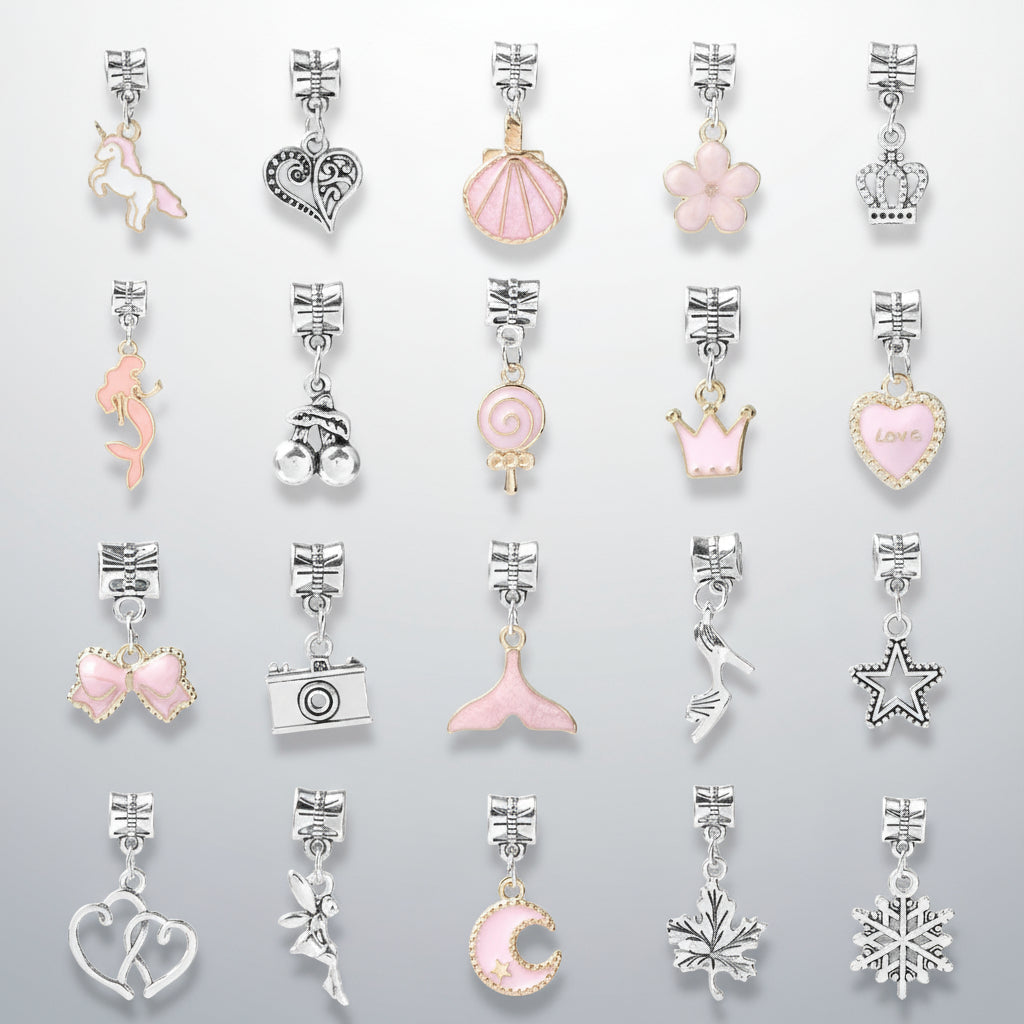 Detailansicht des Charm-Armband Sets mit 24 funkelnden Perlen & Anhängern, präsentiert als charm-armband-set-maedchen für individuelles Design.