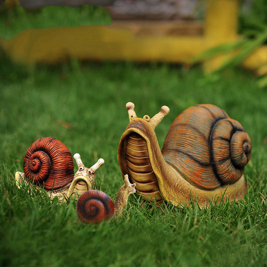 Wetterfeste Gartenfigur Schnecke auf Steinmauer im Garten — Geschenkidee für Gartenliebhaber