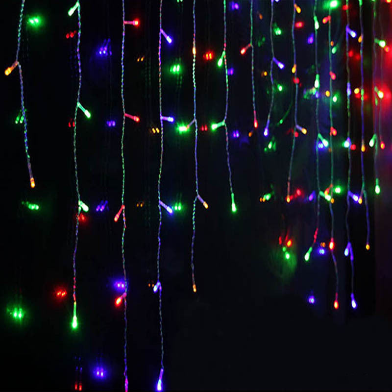 Eiszapfen Lichterkette Aussen tanzt im Sommerwind mit funkelnden LED-Sternen am Abend