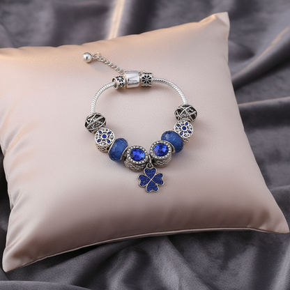 Kristall Charm Armband in Blau, einzigartiges Schmuckstück, das Geschichten erzählt und das Handgelenk zum Funkeln bringt.