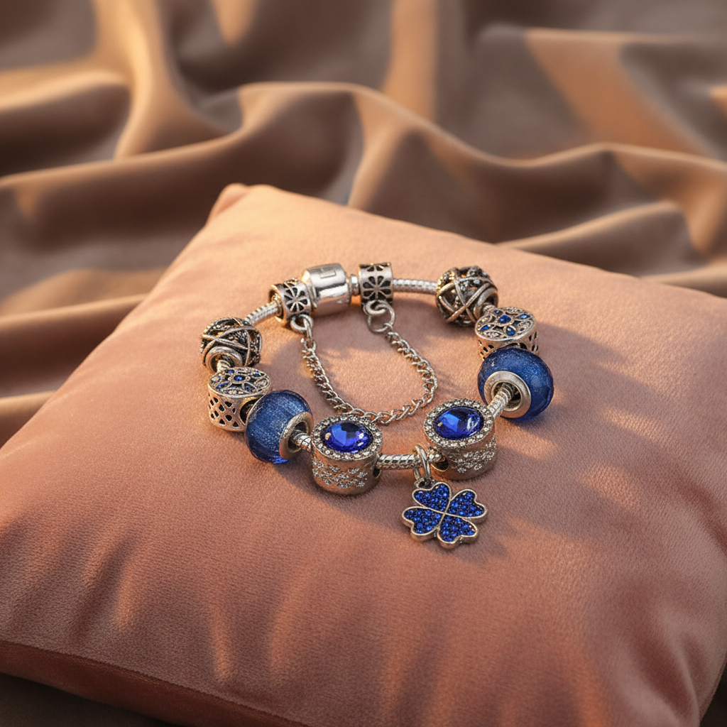 Nahaufnahme des Kristall Charm Armbands in Blau, zeigt die tiefblauen Murano-Glasperlen und den vierblättrigen Kleeblatt Anhänger.