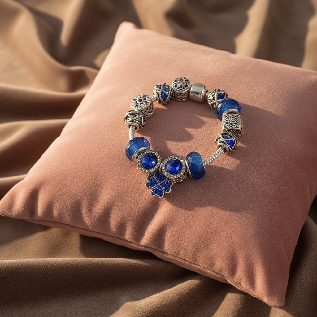 Kristall Charm Armband in königlichem Blau, ideal für besondere Anlässe und als persönliches Geschenk für Frauen.