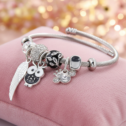 Detailaufnahme des Charm Armbands Engelsflügel Schwarz, zeigt die exquisite Verarbeitung und die glänzenden Kristalle.