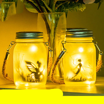 Zwei Solar Gartenleuchten im Einmachglas mit Elfen-Silhouette leuchten warm gelb, mit Henkel aus Jutekordel