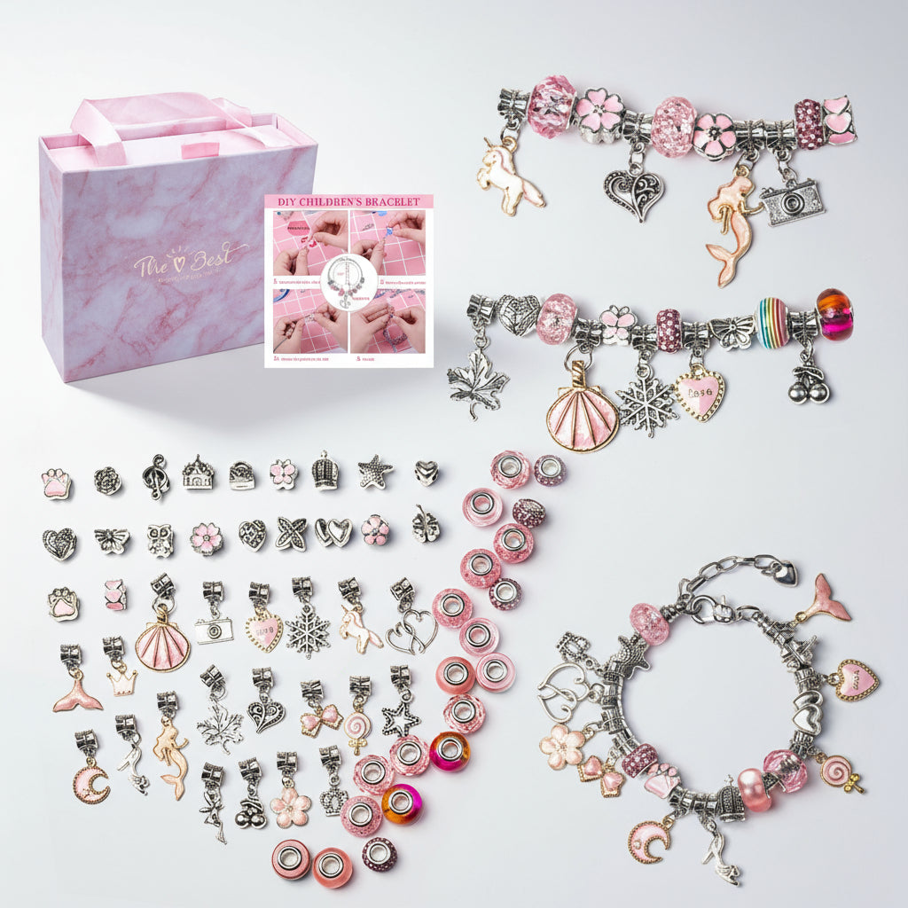 Charm-Armband Set zum Selbstgestalten für Mädchen, zeigt die liebevoll gestalteten Anhänger und funkelnden Perlen in einem kreativen DIY-Projekt.
