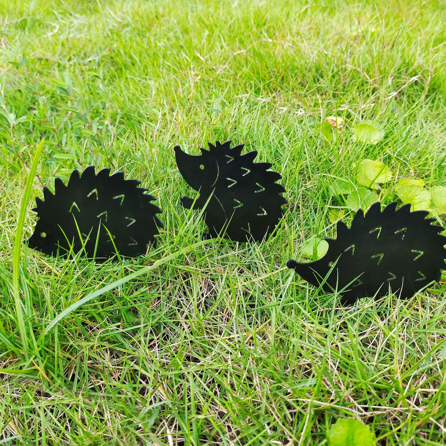 Igel-Familie Gartenstecker Schmiedeeisen 4-teilig — grosse Igel-Mama 25cm mit drei Kleinen im Beet