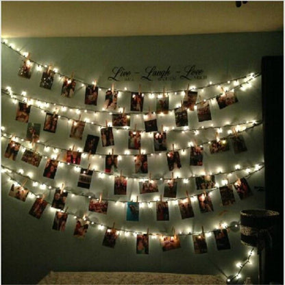 Stimmungsvolles Wohnzimmer mit Foto Lichterkette LED, die Erinnerungen in Form von Bildern präsentiert, perfekte Kombination aus Dekoration und Beleuchtung.