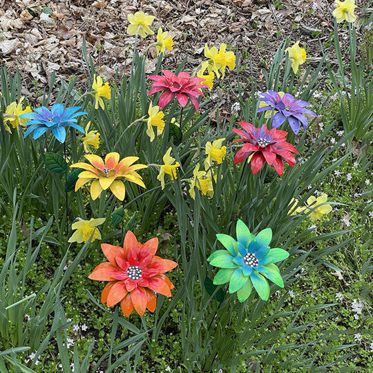 Weisser Gartenstecker Metall Blume aus Schmiedeeisen neben Lavendel im Cottage-Garten