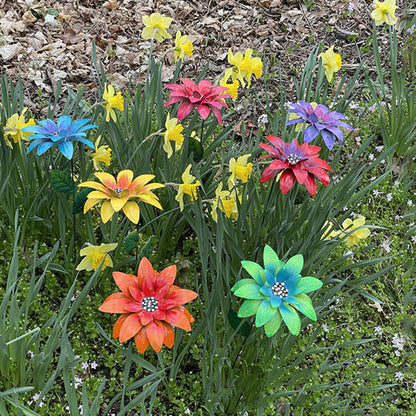 Weisser Gartenstecker Metall Blume aus Schmiedeeisen neben Lavendel im Cottage-Garten