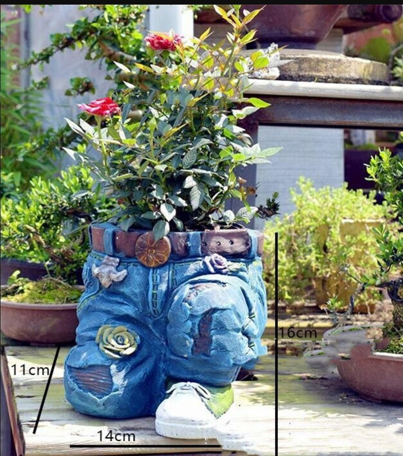 Jeans Blumentopf kniend — witzige Gartendeko Pflanzgefäss Denim-Look