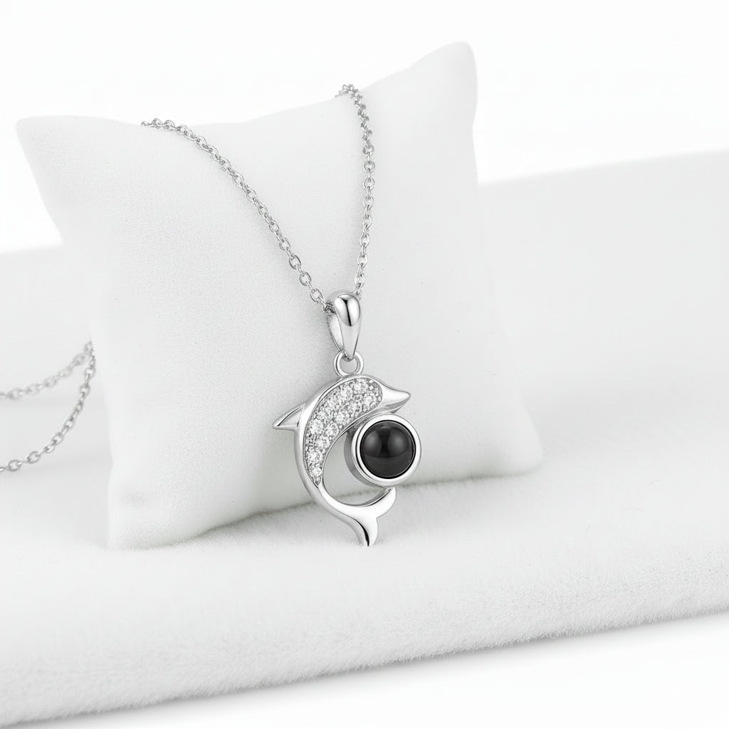 Delfin Halskette Ich Liebe Dich, elegant gestaltet, zeigt die Botschaft der Liebe in 100 Sprachen.