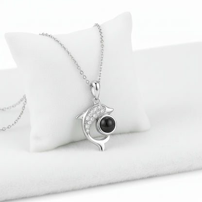 Delfin Halskette Ich Liebe Dich, elegant gestaltet, zeigt die Botschaft der Liebe in 100 Sprachen.