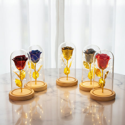 Ewige Rose Glasglocke LED Licht – konservierte Echtrose mit warmem Schein auf Holzsockel