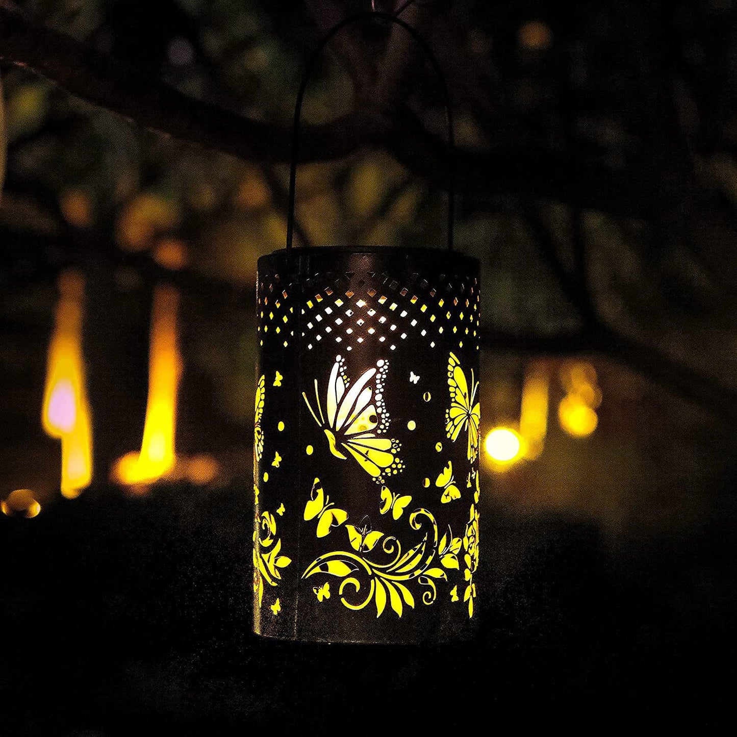 Solar Schmetterling Lampe wirft warme Lichtmuster auf Boden und Wand am Sommerabend