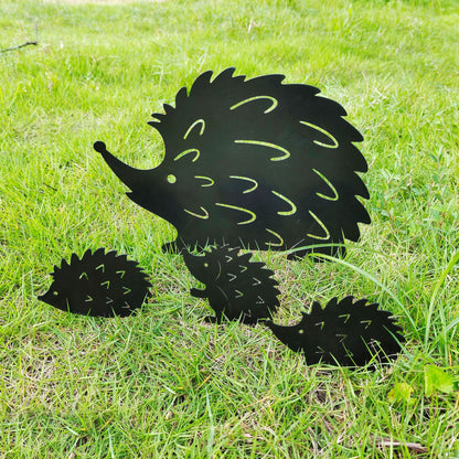 Igel-Familie Gartenstecker zwischen Stauden und Blumen — wetterfeste Tier-Gartendeko