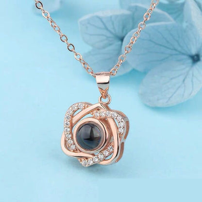 Elegante 100 Sprachen Halskette Ich liebe dich, ideal für jeden Anlass, insbesondere für Muttertag und Geburtstage.