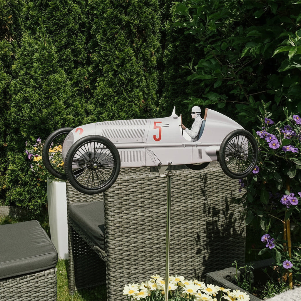 Oldtimer Gartenstecker silber – Metall Rennwagen Nr. 5 auf Gartenmöbel mit Blumen