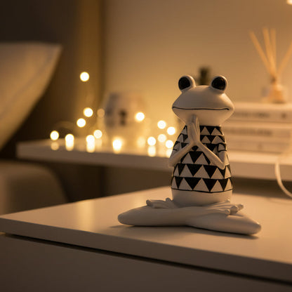 Vielseitig einsetzbare Yoga Frosch Figur in der Meditationspose, 21.5 cm hohe Kunstharz Deko.