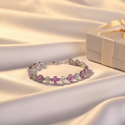 Schönes Kirschblüten Armband Zirkonia in floralem Design, das für feminine Eleganz steht und an jedem Handgelenk passt.