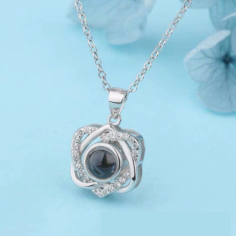 Schlüsselbeinkette in Silber und Roségold, die 'Ich liebe dich' in 100 Sprachen darstellt, voller Eleganz.