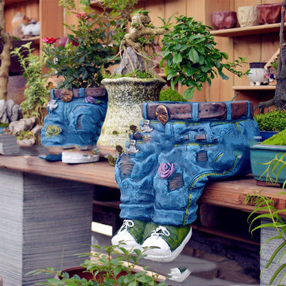 Jeans Blumentopf sitzend — originelle Gartenfigur Pflanzgefäss in Jeansoptik