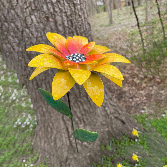 Gelber Gartenstecker Metall Blume im Kräuterbeet — wetterfeste Schmiedeeisen Gartendeko