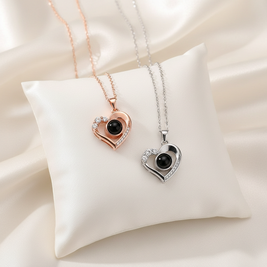 Projektionshalskette 100 Sprachen Damen Silber Roségold – Ein schönes Geschenk für den Muttertag, perfekt für Schmuckliebhaber, die besondere Halsketten schätzen.