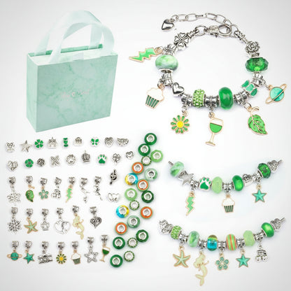 Schmuckstücke aus dem Charm-Armband Set für Mädchen, 24 funkelnede Perlen und Anhänger, ideal zum Selbstgestalten und für Geschenke.