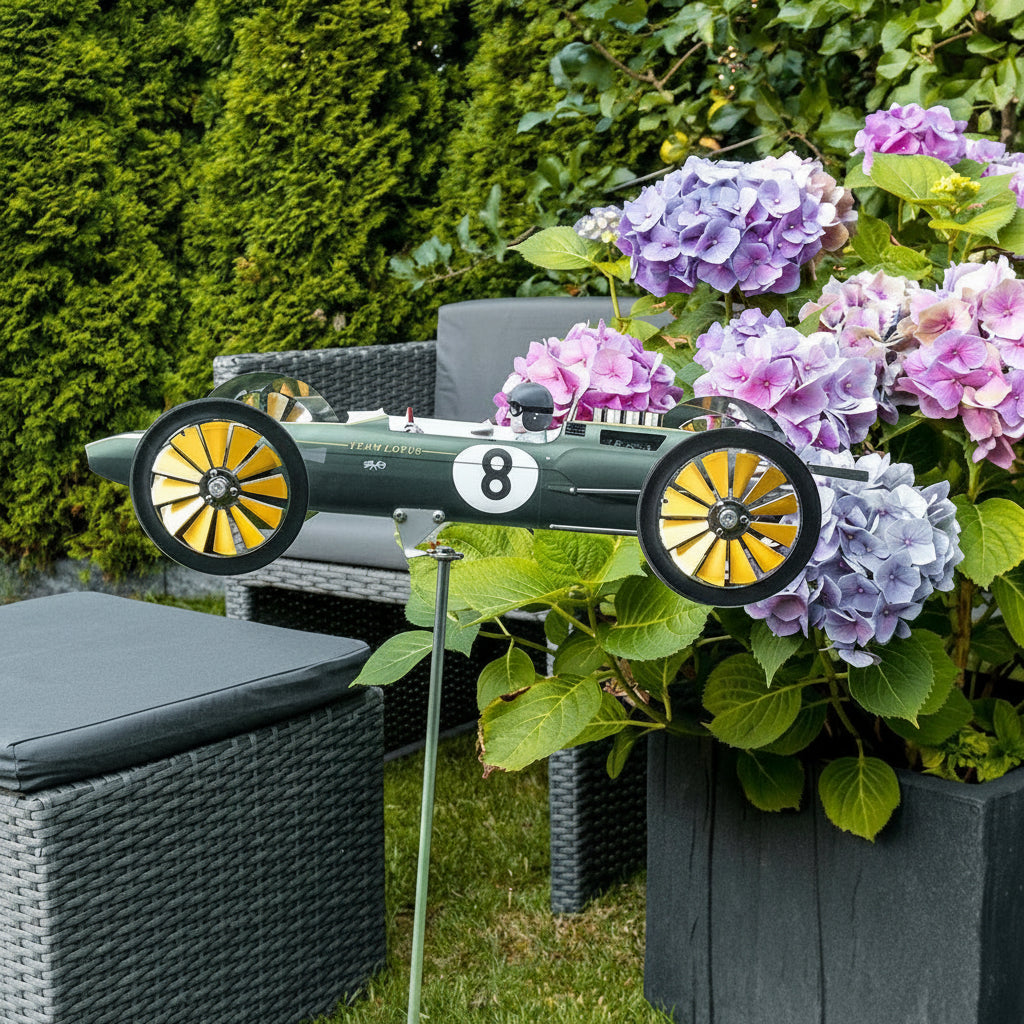 Oldtimer Gartenstecker grün – Metall Rennwagen Nr. 8 neben lila Hortensien im Garten