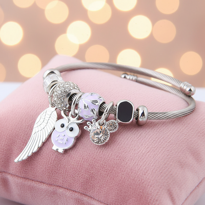 Elegantes Charm Armband Engelsflügel Lila als perfektes Geschenk für besondere Anlässe.