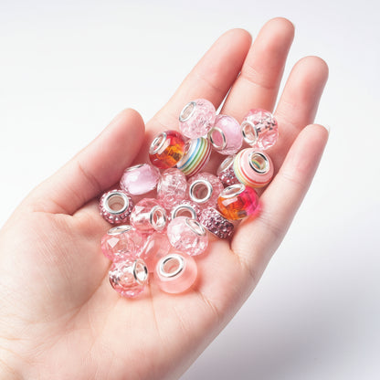 Modell trägt das Charm-Armband Set mit 24 Perlen und Anhängern, ideal für Mädchen zum Selbstgestalten und Sammeln.