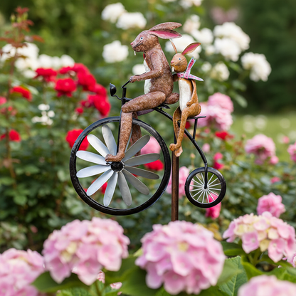 Gartenstecker Hase Hochrad – Metall Windspiel zwischen rosa Hortensien