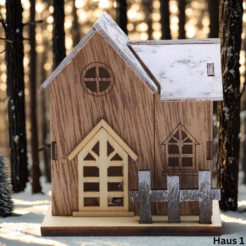 LED-Holzhaus Haus 1 mit zwei Giebeln und Gartenzaun vor Waldkulisse