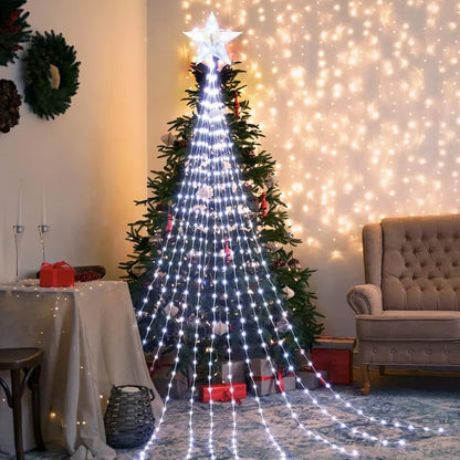 Kaltweisse Wasserfall Lichterkette mit Stern an einem Weihnachtsbaum im Wohnzimmer