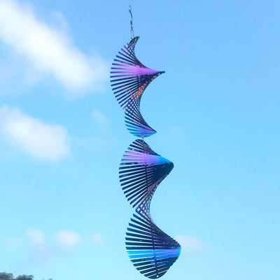 Windspiel hängend in Multicolor, rotierende Metallspirale mit Farbverlauf von Blau zu Lila vor blauem Himmel