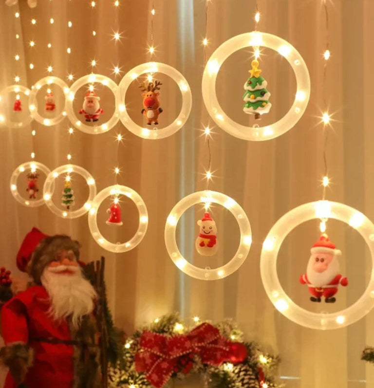 Grosse und kleine warmweisse Ringe mit Rentier, Schneemann und Tannenbaum