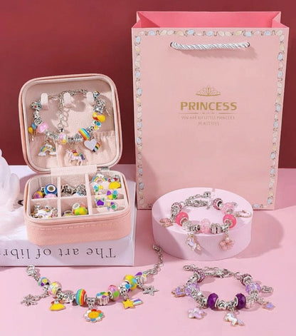 Kreatives Armbanddesign aus dem DIY Buntes Charm Armband Set – Schmuckbox für Mädchen, individuelle Designs kreieren.