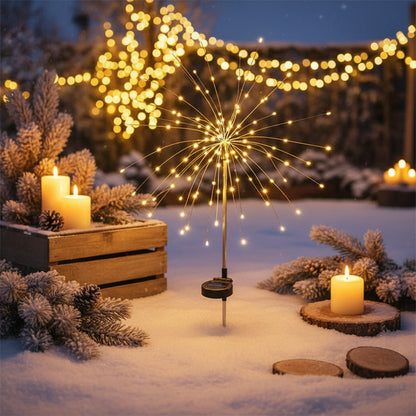 Warmweisses Lichtbüschel zwischen Kerzen und Tannenzweigen im Schnee