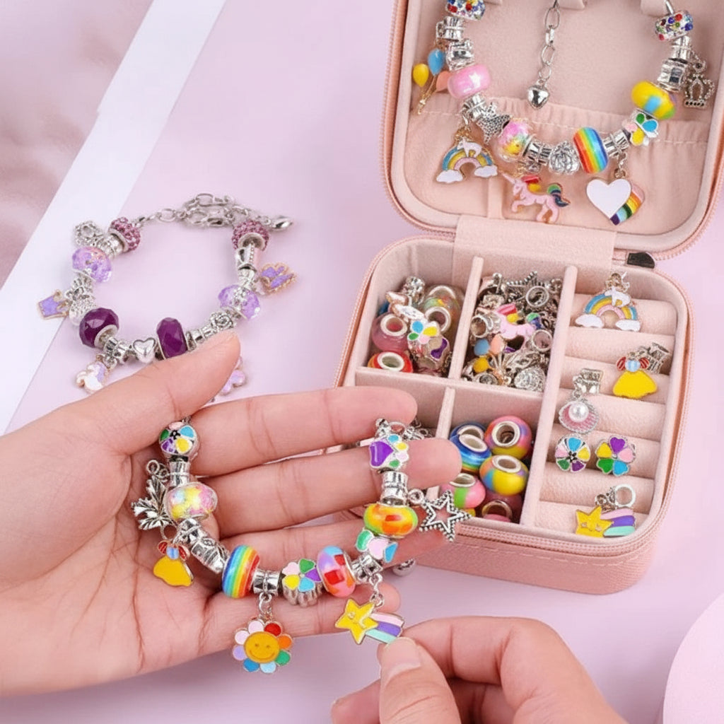 Detailansicht des DIY Buntes Charm Armband Sets – Schmuckbox für Mädchen, zeigt verschiedene Farben und Charm-Designs.
