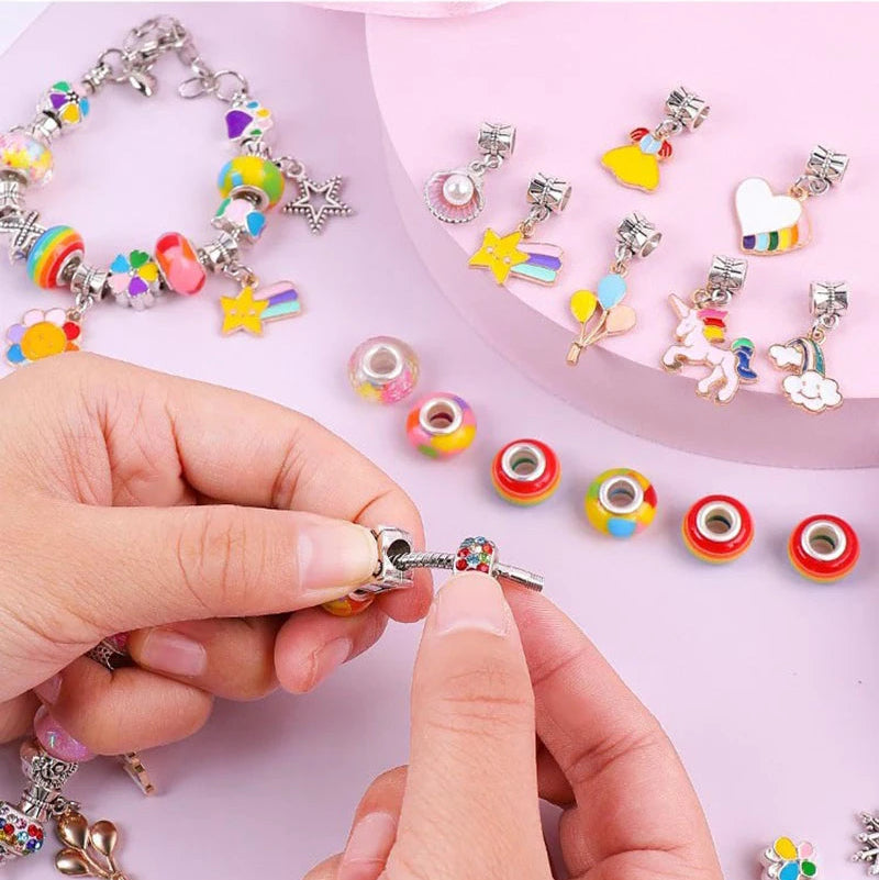 Verschiedene Charms aus dem DIY Buntes Charm Armband Set – Schmuckbox für Mädchen, ideal für persönlichen Modeausdruck.