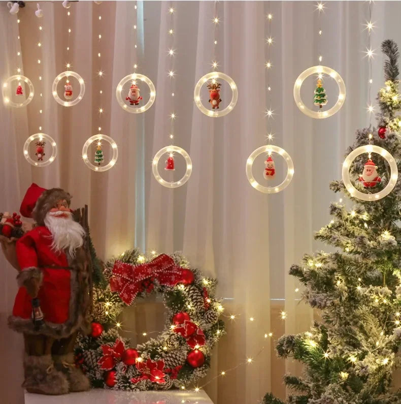 Ring-Lichtervorhang am Fenster, daneben Weihnachtsmann-Figur und Kranz