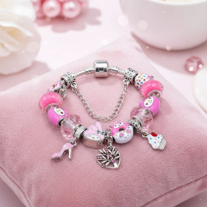 Charm Armband Mädchen & Damen – Beads Schmuck Geschenk stilvoll drapiert auf einer neutralen Unterlage.