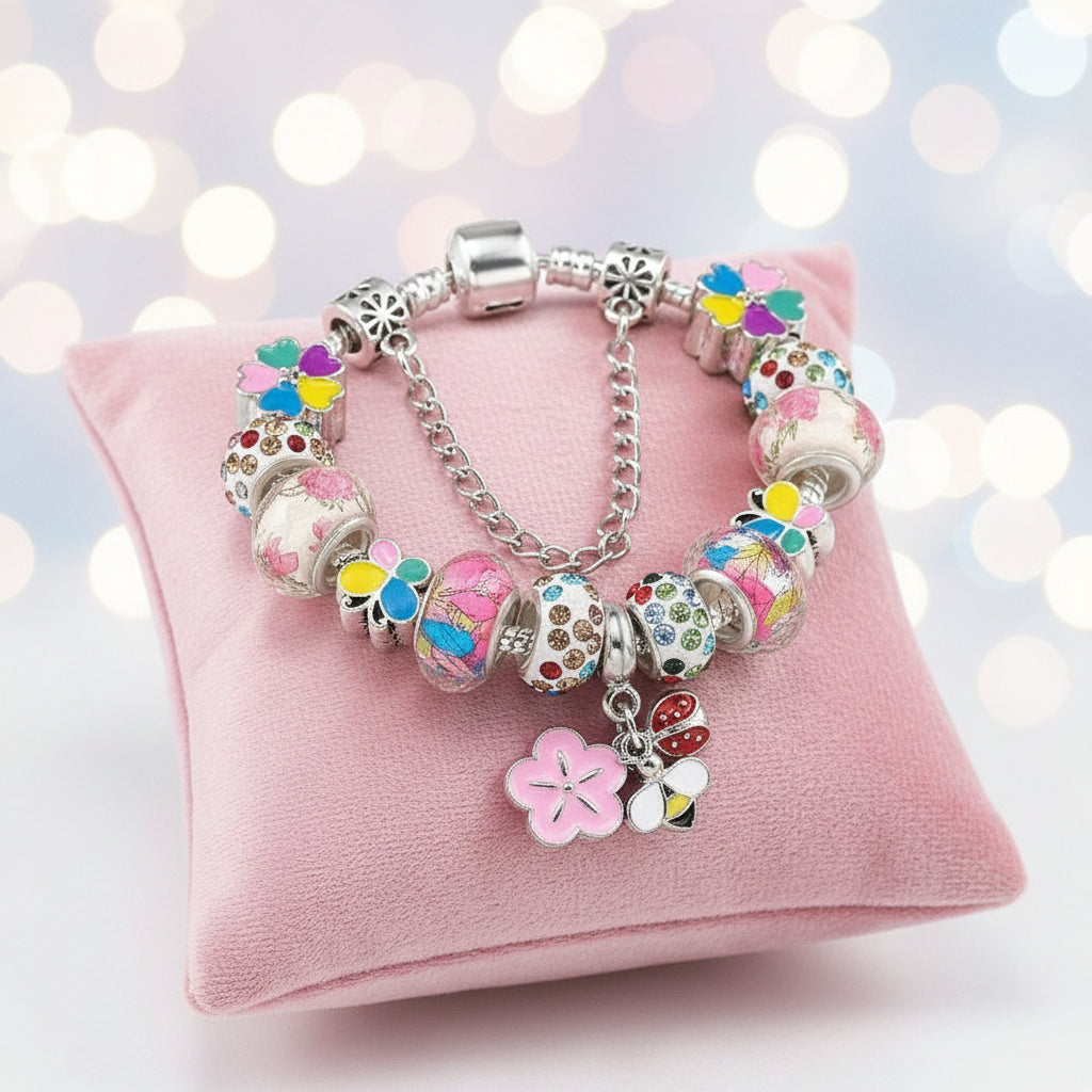 Detailaufnahme des Charm Armband Mädchen & Damen – Beads Schmuck Geschenk mit verstecktem Sicherheitsverschluss.