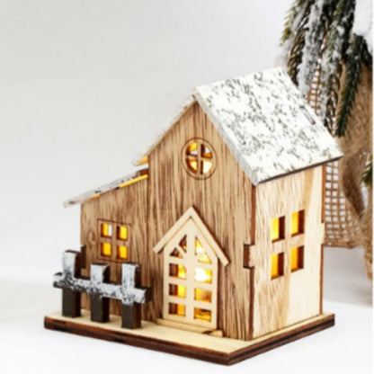 Holzhaus mit Anbau leuchtet warmweiss, Seitenansicht mit Schneedach