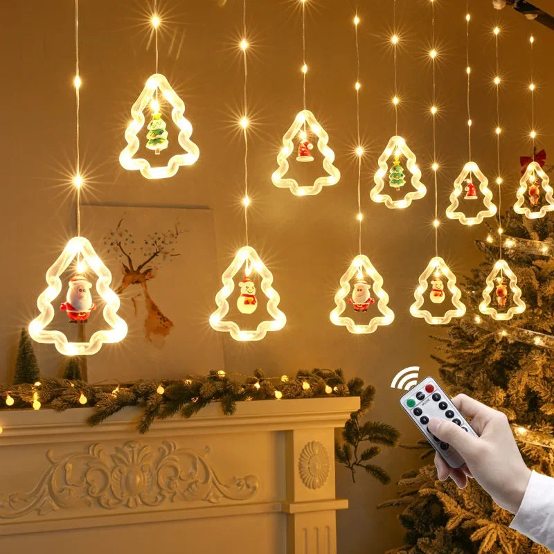 Warmweisse Tannenbaum-Rahmen über dem Kaminsims, Fernbedienung in der Hand