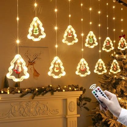Warmweisse Tannenbaum-Rahmen über dem Kaminsims, Fernbedienung in der Hand