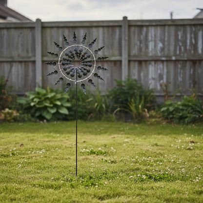 Windrad Garten schwarz – Metall Windspiel auf Erdstab im grünen Garten